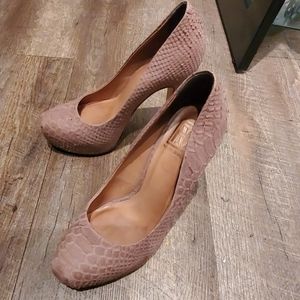 Poure La Victoire taupe heels